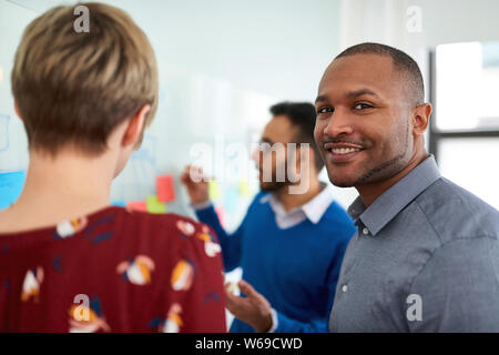 Team von Kreativen tausendjährigen Mitarbeiter in einem Anlauf Brainstorming Strategien in einer positiven Umgebung Stockfoto