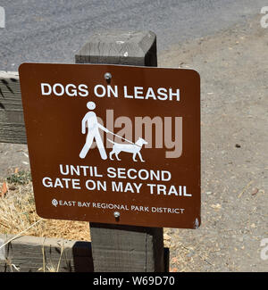 Hunde an der Leine bis zum zweiten Tor auf Mai trail Zeichen n Dry Creek Pioneer Regional Park Union City, Kalifornien Stockfoto