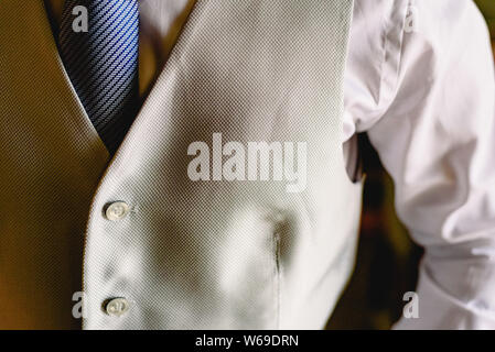 Detail der Klage eines Mannes elegant in blaue Jacke bekleidet. Stockfoto