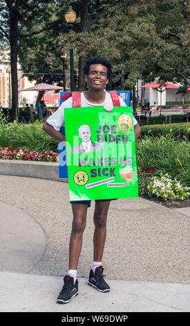 Detroit, Michigan, USA. Juli 31, 2019. Ein Bernie Sanders Unterstützer trägt ein Schild in der protestzone an der zweiten von zwei demokratischen Debatten in Detroit von CNN gehostet und von der DNC sanktioniert. Credit: Brian Cahn/ZUMA Draht/Alamy leben Nachrichten Stockfoto