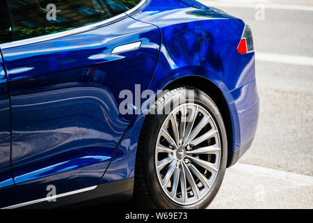 Straßburg, Frankreich, 19. Mai 2016: Der hintere Teil des modernen Luxus Tesla Model S90D Elektrische supercar in schönen blauen Farbe auf die Französische Straße geparkt Stockfoto