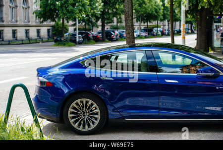 Straßburg, Frankreich, 19. Mai 2016: Seitenansicht des neuen modernen Luxus Tesla Model S90D Elektrische supercar in schönen blauen Farbe auf die Französische Straße geparkt Stockfoto