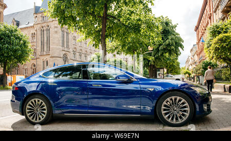 Straßburg, Frankreich, 19. Mai 2016: Präsentation der neuen modernen Luxus Tesla Model S90D Elektrische supercar in schönen blauen Farbe auf die Französische Straße geparkt Stockfoto