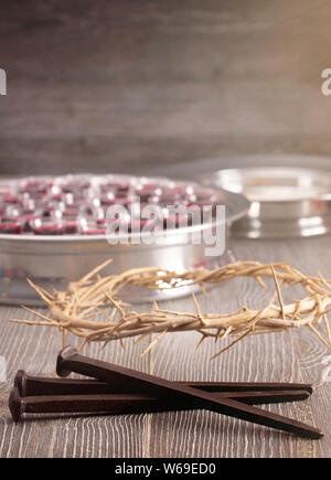 Symbole der Kreuzigung Christi neben der Gemeinschaft Stockfoto