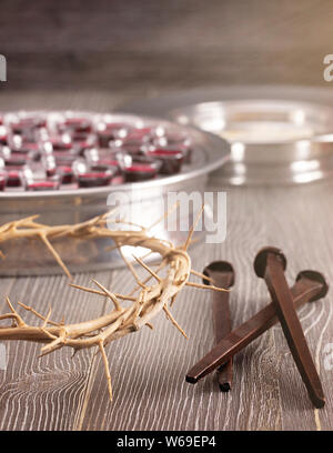 Symbole der Kreuzigung Christi neben der Gemeinschaft Stockfoto