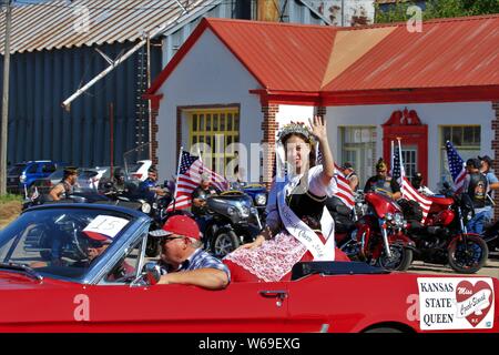 Wilson Tschechische Königin in einer Parade im Wilson Tschechische Fest Reiten in einem Auto. Stockfoto