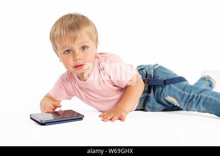 Kleiner Junge mit Handy. Kinder spielen auf dem Smartphone. Technologie, mobile Apps, Kinder und Eltern Beratung, Lifestyle Stockfoto