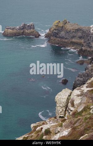 Anschwellen der türkisfarbenen Meer gegen die schroffen Klippen am Hl. Agnes Head, North Cornwall. UK. Stockfoto