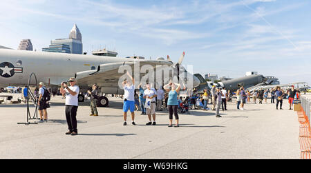 Die Menschen, die am Wochenende des Labour-Tages die National Air Show 2018 in Cleveland, Ohio besuchen, sehen in den Himmel, um den Luftanteil der Show zu sehen. Stockfoto