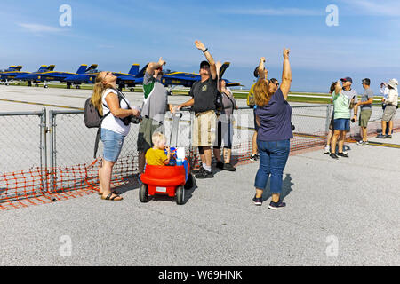 Die Menschen, die am Wochenende des Labour-Tages die National Air Show 2018 in Cleveland, Ohio besuchen, sehen in den Himmel, um den Luftanteil der Show zu sehen. Stockfoto