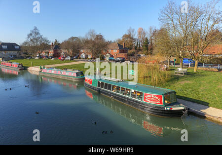 Rose von Hungerford 15-04 vertäut am Ufer des Kennet and Avon Canal, Hungerford, einer historischen Stadt in Berkshire, England Stockfoto