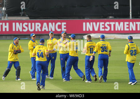 CHESTER LE Street, Durham ENGLAND 31. Juli Peter Handscomb feiert mit seinen Teamkollegen nach Leicester Füchse "Harry Swindells während der Vitalität T20 Blast Match zwischen Durham County Cricket Club und Leicester Füchse im Emirates Riverside, Chester Le Street am Mittwoch, den 31. Juli 2019. (Credit: Mark Fletcher | MI Nachrichten) Credit: MI Nachrichten & Sport/Alamy leben Nachrichten Stockfoto