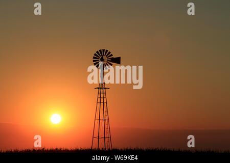 Kansas Mühle Silhouette mit einem bunten orange flammenden Sonnenuntergang!!!!!!! Stockfoto