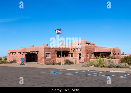 Pueblo Revival Stil Painted Desert Inn Museum in Petrified Forest National Park Stockfoto