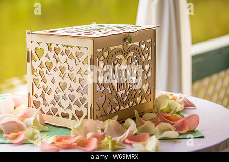 Hochzeit Geschenk Spendenbox auf dem Tisch Sommer Tag Stockfoto