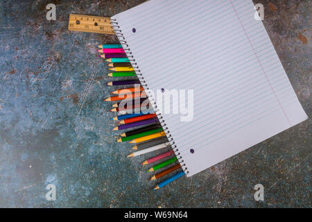 Sortierte Schulsachen mit einem farbigen Stifte, Lineal, Notebook Stockfoto