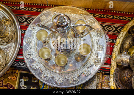 Omanische Kaffee (Kahwa) Cups und die Kanne auf Anzeige in Maskat, Oman. Stockfoto