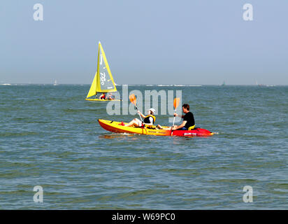 Männliche und weibliche Rudern an Calshot Aktivitäten Zentrum, Hampshire, England Großbritannien Stockfoto