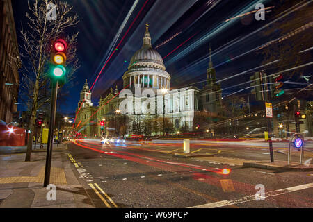 Leichte Schwänze und Ampeln in der Nähe der Londoner St. Paul's Cathedral in der Sommernacht, England, Großbritannien Stockfoto