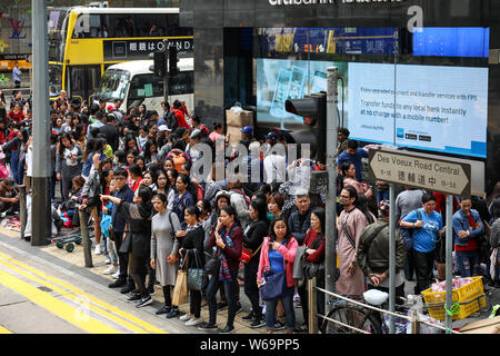 Überfüllte Straße Ecke in Hongkong Stockfoto