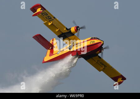 CANADAIR CL-215 WASSERBOMBER eingesetzt zur Bekämpfung von Bränden. Stockfoto