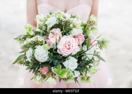 Schönen Brautstrauß in Frau Hände, rosa Rosen, Tulpen, Nelken, Grüns. Hellen Pastelltönen. Stockfoto