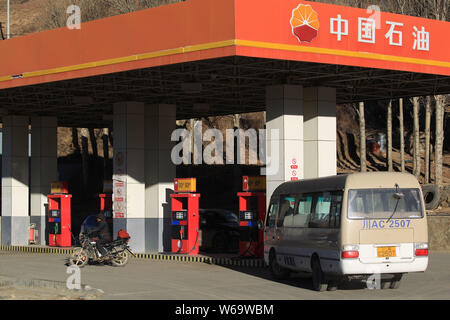 ---- Blick auf eine Tankstelle der CNPC (China National Petroleum Corporation), Muttergesellschaft von PetroChina, im Südwesten Chinas Tibet autonomen Regi Stockfoto