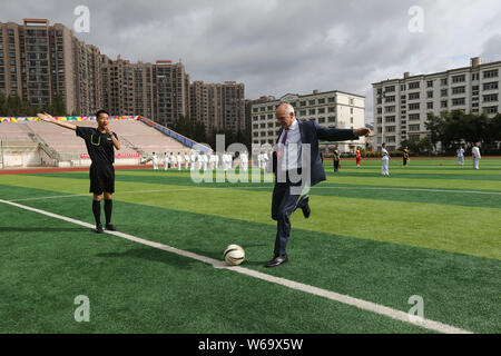 George Papandreou, ehemaliger Premierminister von Griechenland, Besuche der Yunnan Normal University Business School in Kunming, Yunnan im Südwesten Chinas prov Stockfoto