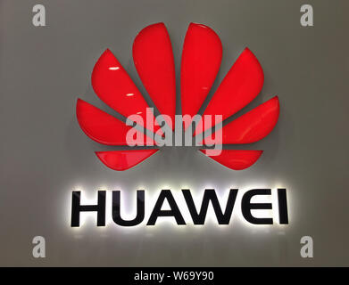 ---- Blick auf ein Schild von Huawei in Wuhan City, der Provinz Hubei in Zentralchina, 18. Juni 2018. Huawei Technologies, dem weltweit größten produzieren Stockfoto