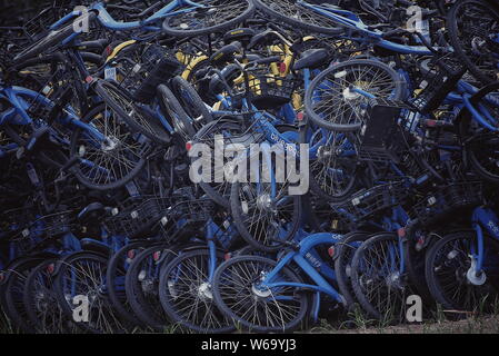 Fahrräder der Chinesischen bike-sharing service Bluegogo sind in einem verlassenen Ziegelfabrik in Wangzuo Stadt angehäuft, Fengtai District, Beijing, China, 6. Juni Stockfoto