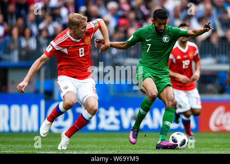 Yury Gazinsky von Russland, Links, Herausforderungen Daler Kuzyayev von Saudi-arabien in Ihrer Gruppe ein Spiel bei der FIFA WM 2018 in Moskau, Russland, 14 J Stockfoto