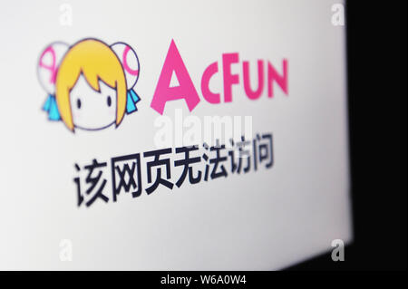 ---- Einen chinesischen Netizen durchsucht Chinesischen Video-Sharing-Website AcFun in Anqing Stadt, der ostchinesischen Provinz Anhui, 2. Februar 2018. Hacker Angriff Stockfoto