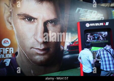 ---- Besucher online Fußball-Spiel FIFA Online 3 am Stand von EA (Electronic Arts) während des 13 China Digital Entertainment Expo, al Stockfoto