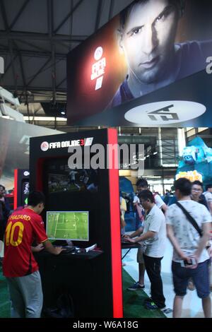 ---- Besucher online Fußball-Spiel FIFA Online 3 am Stand von EA (Electronic Arts) während des 13 China Digital Entertainment Expo, al Stockfoto