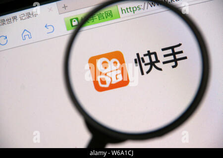 ---- Einen chinesischen Netizen durchsucht die Website von Kuaishou von kurzen Video Plattform Kwai Technologie in Ji'Nan, der ostchinesischen Provinz Shandong, 8Ma Stockfoto