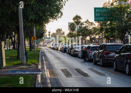 TIJUANA, BAJA CALIFORNIA / Mexiko, 28. JULI 2019: Der Grenzübergang Linie erstreckt sich in Zona Rio, verkehrsentwicklungsstrategie Verkehr im Zentrum von Tijuana und Zeichnung s Stockfoto