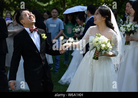 Postgraduale Paare nehmen an einer Gruppe Hochzeit in Peking Institut für Technologie in Peking, China, 10. Juni 2018. 18 postgraduale Stockfoto
