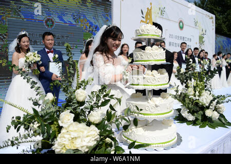 Postgraduale Paare nehmen an einer Gruppe Hochzeit in Peking Institut für Technologie in Peking, China, 10. Juni 2018. 18 postgraduale Stockfoto