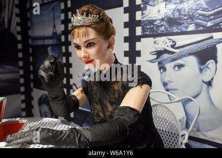 Eine Wachsfigur von Holly Golightly durch britische Schauspielerin Audrey Hepburn im Film "Frühstück bei Tiffany" gespielt wird auf eine Neue wachsfigur Museu Stockfoto