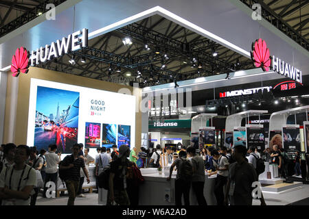 ---- Leute besuchen den Stand der Huawei während einer Ausstellung in Shanghai, China, 13. Juni 2018. Globale Telekommunikationsdienste Technologie Firma Huawei Stockfoto