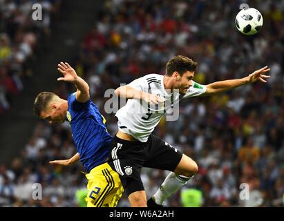 Jonas Hector von Deutschland, rechts, Herausforderungen Mikael Lustig von Schweden in der Gruppe F match während der FIFA WM 2018 in Sotschi, Russland, 23. Juni 201 Stockfoto