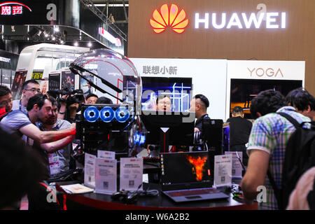 ---- Leute besuchen den Stand der Huawei während einer Ausstellung in Shanghai, China, 13. Juni 2018. Globale Telekommunikationsdienste Technologie Firma Huawei Stockfoto
