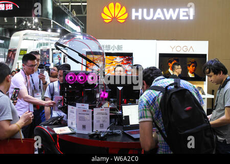 ---- Leute besuchen den Stand der Huawei während einer Ausstellung in Shanghai, China, 13. Juni 2018. Globale Telekommunikationsdienste Technologie Firma Huawei Stockfoto