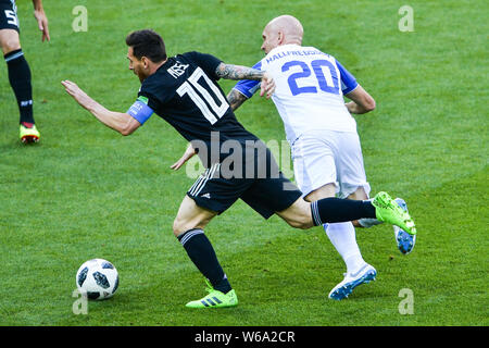 Lionel Messi von Argentinien, links, dribbelt den Ball gegen Emil Hallfredsson von Island in ihrer Gruppe D Match während der FIFA WM 2018 in Mosco Stockfoto