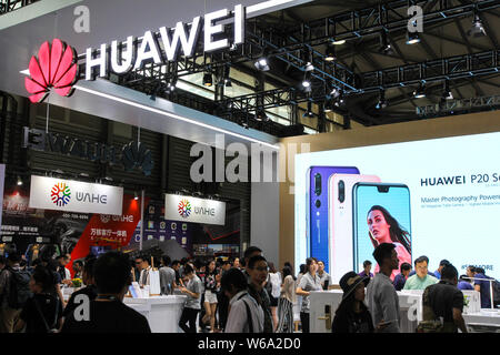 ---- Leute besuchen den Stand der Huawei während einer Ausstellung in Shanghai, China, 13. Juni 2018. Huawei Technologies, dem weltweit größten Hersteller von Stockfoto