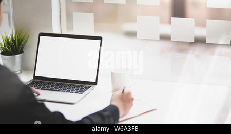 Professionelle Geschäftsmann seine Idee für neue Startprojekt mit leerer Bildschirm laptop Zusammenfassung Stockfoto