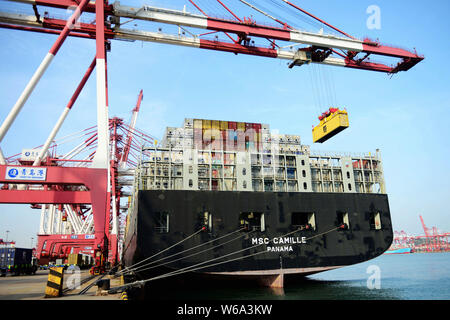 ------ Kran Fahrzeug lädt ein Container im Ausland auf ein Frachtschiff auf einem Kai im Hafen von Qingdao in Qingdao Stadt versendet werden, East China Shando Stockfoto