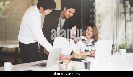 Junge fleißige Business Team es den Austausch von Ideen mit positiven Haltung im Büro Stockfoto