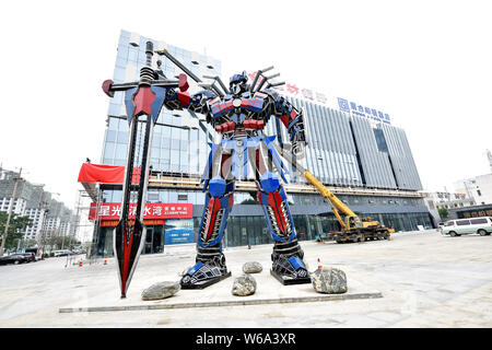 Eine Replik von Optimus Prime aus Auto Schrotte vor einer kommerziellen Komplex in Liaocheng City ist,'s East China Shandong provinc Stockfoto