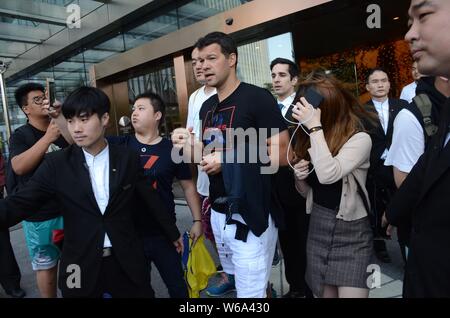 Deutsche ehemaliger Spieler Michael Ballack, am höchsten, wird von Fans und Leibwächtern umgeben, wie er ein Hotel verlässt mit seiner Freundin Natacha Tannous in Shangh Stockfoto